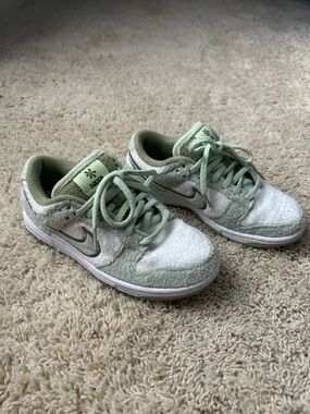 Nike Women’s Dunk Low SE fleece ‘Honeydew’ Size Women’s 5.5
